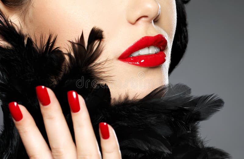Foto della donna con i chiodi e gli orli rossi di modo fotografie stock libere da diritti Foto della donna con i chiodi e gli orli rossi di modo fotografie stock libere da diritti