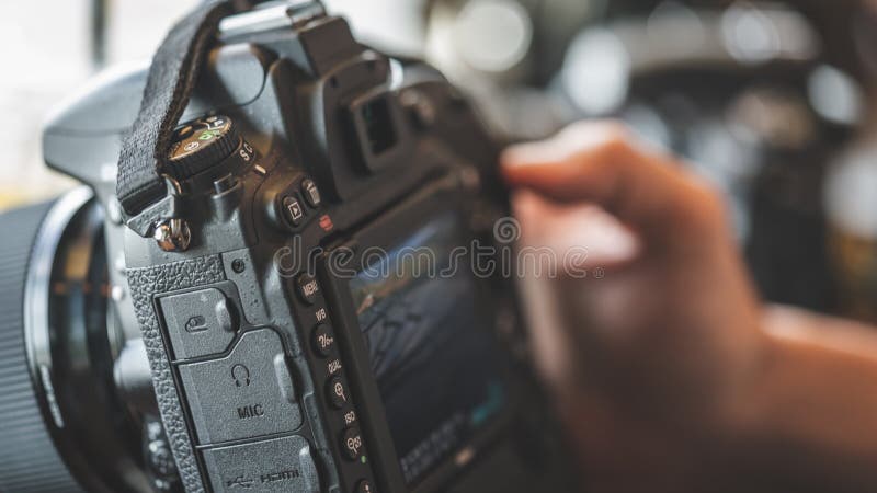 Foto della regolazione di Camera Digital Video del fotografo fotografia stock libera da diritti Foto della regolazione di Camera Digital Video del fotografo fotografia stock libera da diritti