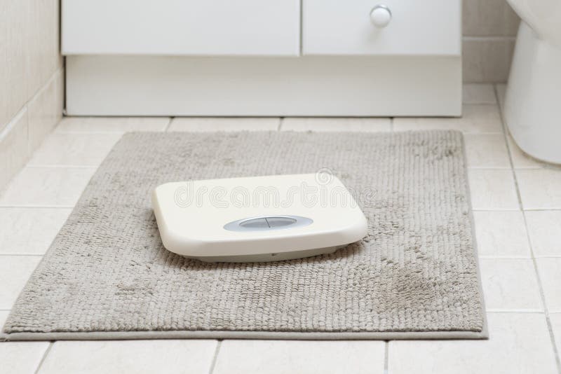 Badezimmer Mit Rotem Teppich Und Badewanne Stockbild - Bild von