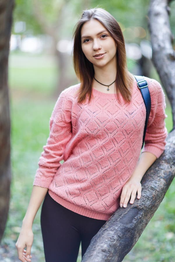 Foto der jungen Frau in der rosa Jacke auf Weg lizenzfreies stockbild Foto der jungen Frau in der rosa Jacke auf Weg lizenzfreies stockbild