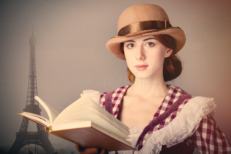 Foto der schönen jungen Frau im Weinlesekleid mit Buch auf EIF lizenzfreie stockbilder Foto der schönen jungen Frau im Weinlesekleid mit Buch auf EIF lizenzfreie stockbilder