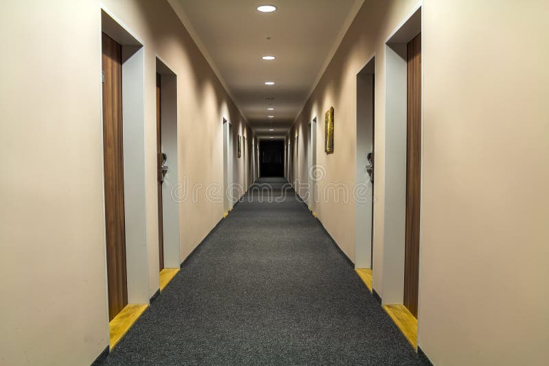 Foto des leeren Durchgangkorridors im Luxushaus lizenzfreie stockfotos Foto des leeren Durchgangkorridors im Luxushaus lizenzfreie stockfotos