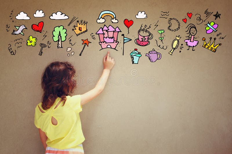Foto des netten Kindes stellen sich Prinzessin oder Märchenphantasie vor Satz infographics über strukturiertem Wandhintergrund lizenzfreies stockfoto Foto des netten Kindes stellen sich Prinzessin oder Märchenphantasie vor Satz infographics über strukturiertem Wandhintergrund lizenzfreies stockfoto