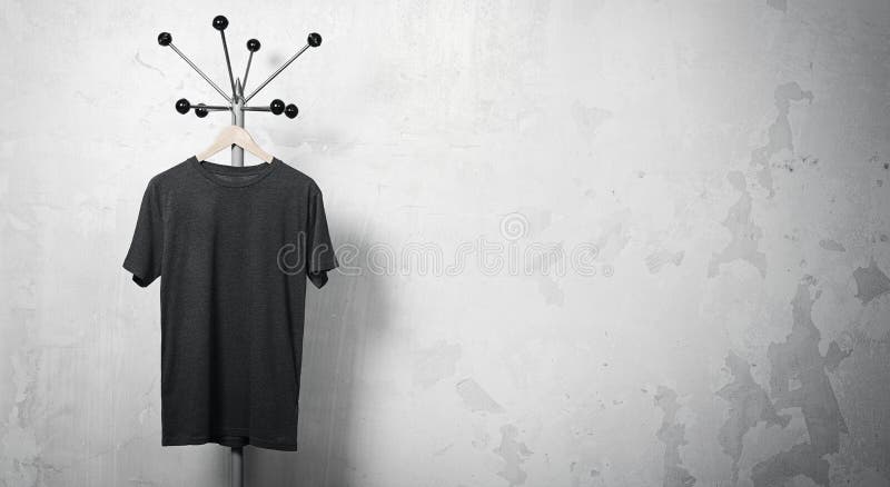 Foto des schwarzen T-Shirts hängend am Aufhänger horizontal stockbilder Foto des schwarzen T-Shirts hängend am Aufhänger horizontal stockbilder