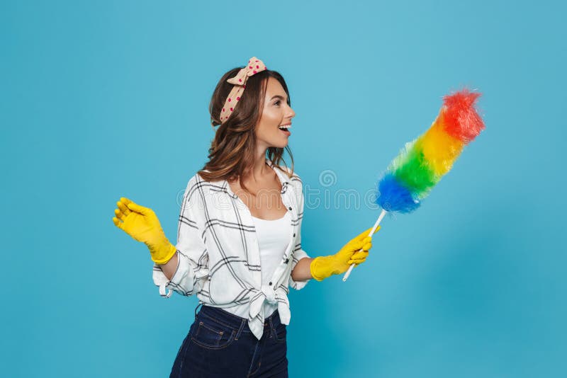 Foto des weiblichen houseworker 20s in den gelben Gummihandschuhen für Hand lizenzfreie stockfotografie Foto des weiblichen houseworker 20s in den gelben Gummihandschuhen für Hand lizenzfreie stockfotografie