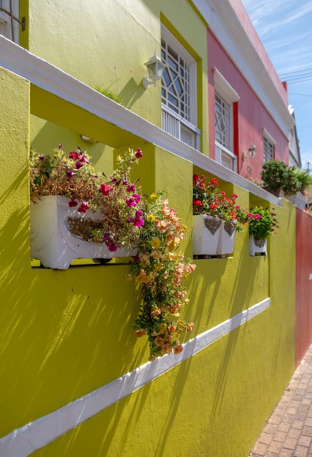 Foto detallada de la casa en el cuarto malayo, BO-Kaap, Cape Town, Suráfrica Área histórica de casas brillantemente pintadas foto de archivo libre de regalías Foto detallada de la casa en el cuarto malayo, BO-Kaap, Cape Town, Suráfrica Área histórica de casas brillantemente pintadas foto de archivo libre de regalías