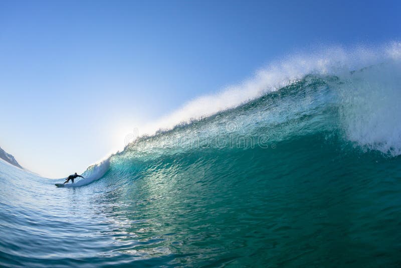 Foto Di Acqua Posteriore Di Surfer Wave Ride Silhouettata immagini stock libere da diritti Foto Di Acqua Posteriore Di Surfer Wave Ride Silhouettata immagini stock libere da diritti