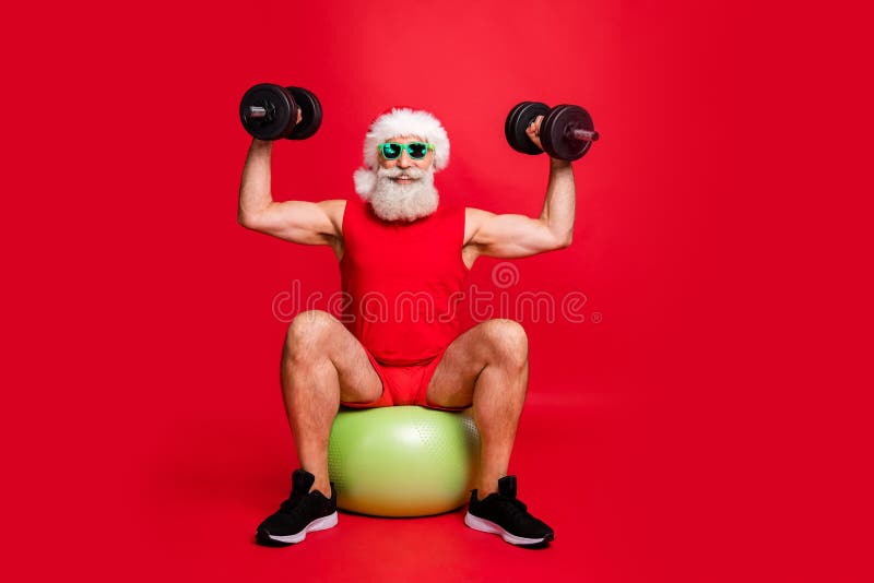 Foto di Babbo Natale allegro in occhiali con occhiali per occhiali che indossano delle nicholas cappello seduto sulla palla adatt