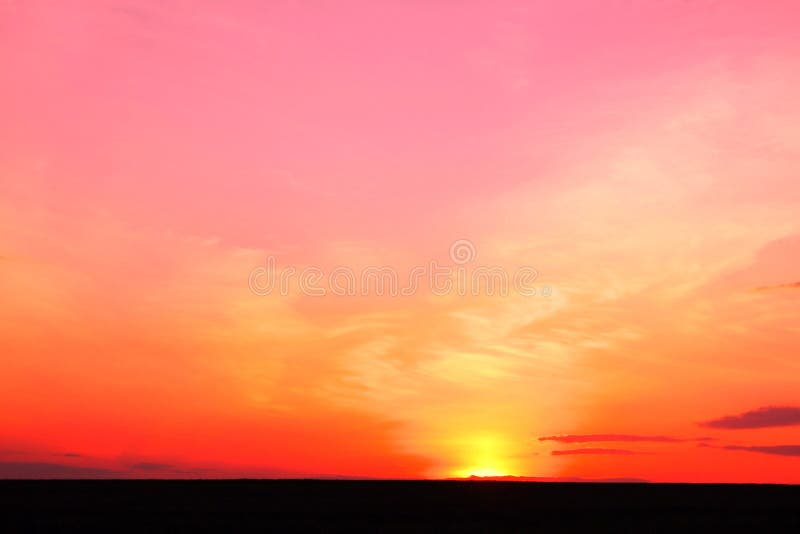 Foto di bello tramonto tropicale colorato rosso luminoso di estate in tempo leggermente nuvoloso piacevole fotografia stock libera da diritti Foto di bello tramonto tropicale colorato rosso luminoso di estate in tempo leggermente nuvoloso piacevole fotografia stock libera da diritti