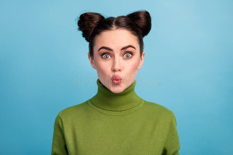 Foto di copertina di una bella studentessa di brunette adolescente di due bellissimi conigli che mandano baci d'aria divertenti e immagine stock libera da diritti Foto di copertina di una bella studentessa di brunette adolescente di due bellissimi conigli che mandano baci d'aria divertenti e immagine stock libera da diritti