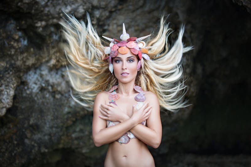 Foto di fantasia di giovane bella ragazza con capelli ricci e il orna immagini stock libere da diritti Foto di fantasia di giovane bella ragazza con capelli ricci e il orna immagini stock libere da diritti