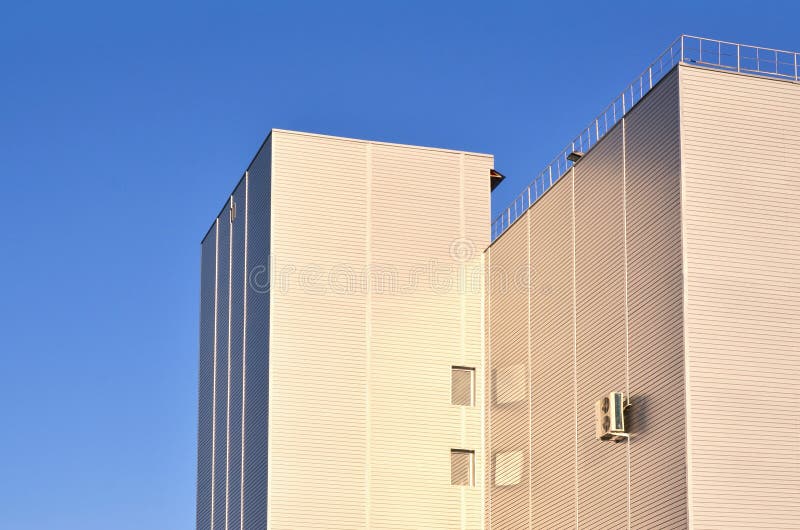 Foto di grattacielo industriale con qualità perfetta che parteggia al sole La costruzione enorme completamente è coperta di st immagine stock libera da diritti