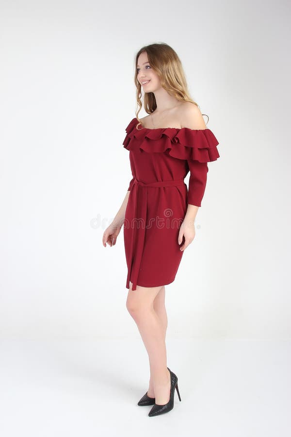 Foto di modo di giovane bello modello femminile in vestito fotografia stock Foto di modo di giovane bello modello femminile in vestito fotografia stock