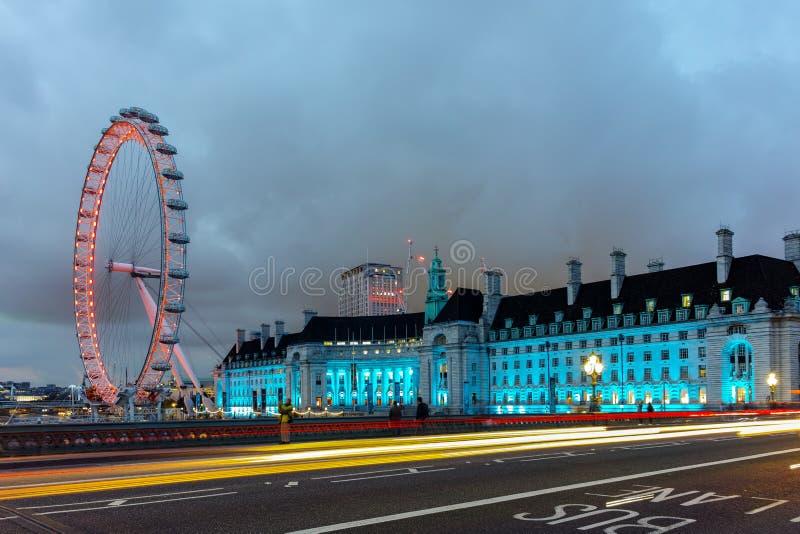 Foto di notte dell'occhio di Londra e County Hall dal ponte di Westminster, Londra, Inghilterra, grande Britannico fotografia stock Foto di notte dell'occhio di Londra e County Hall dal ponte di Westminster, Londra, Inghilterra, grande Britannico fotografia stock