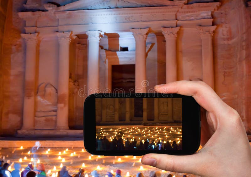 Foto di presa turistica di Al Khazneh, PETRA immagini stock libere da diritti Foto di presa turistica di Al Khazneh, PETRA immagini stock libere da diritti