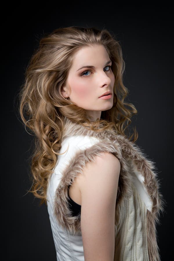 Foto del profilo di una bionda misteriosa fotografie stock libere da diritti