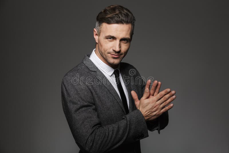 Foto di riusciti vestito e bla d'uso unshaved dell'ufficio dell'uomo 30s fotografia stock Foto di riusciti vestito e bla d'uso unshaved dell'ufficio dell'uomo 30s fotografia stock