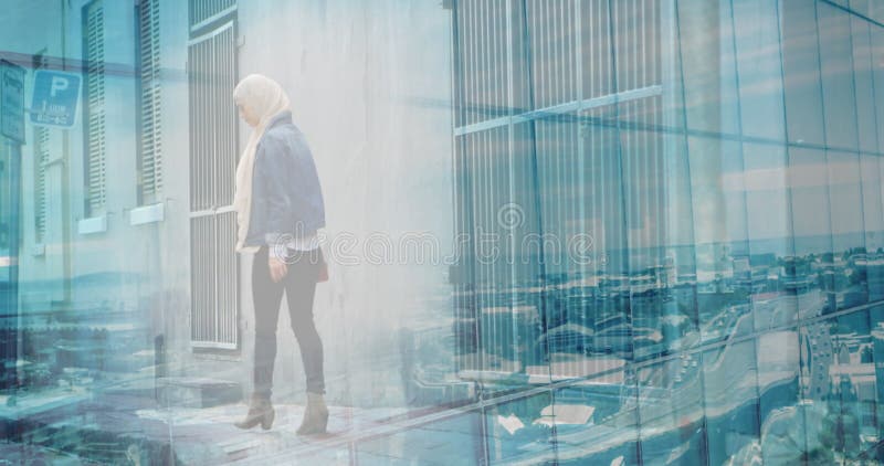 Foto di una donna asiatica nello hijab che cammina in città per il paesaggio urbano fotografie stock