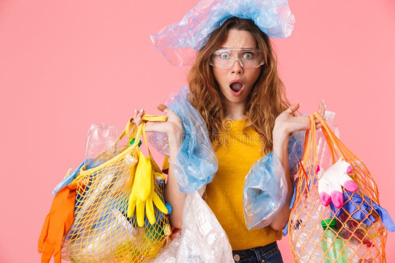 Foto di una donna che esprime indignazione mentre tiene in mano sacchetti di plastica fotografia stock Foto di una donna che esprime indignazione mentre tiene in mano sacchetti di plastica fotografia stock