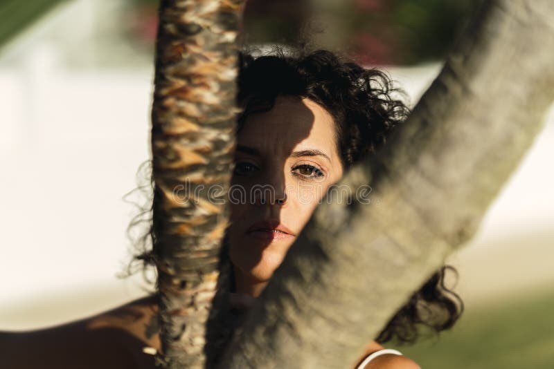 Foto di una donna spagnola che osserva gli alberi fotografie stock libere da diritti