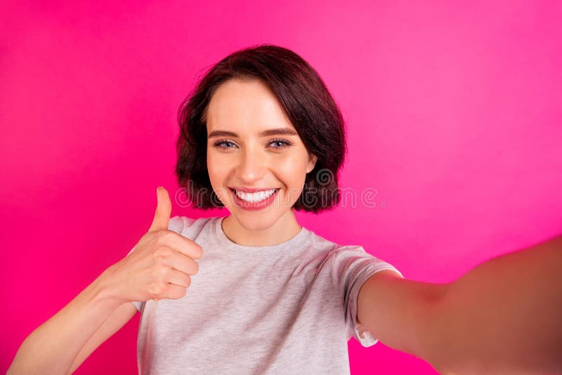 Foto di una ragazza allegra e dolce, carina e carina, attraente e sorridente, che si arrampica dentalmente per mostrare quanto al fotografia stock Foto di una ragazza allegra e dolce, carina e carina, attraente e sorridente, che si arrampica dentalmente per mostrare quanto al fotografia stock