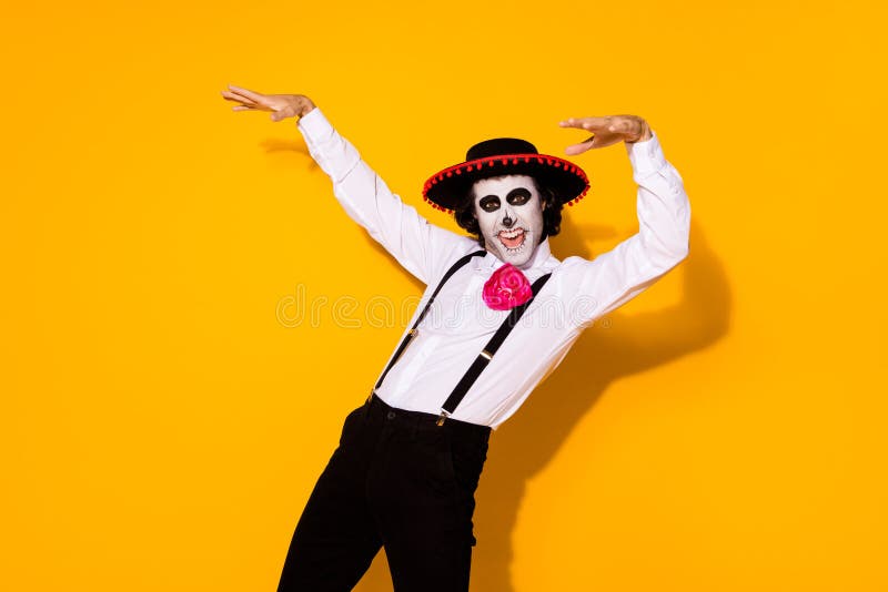 Foto Do Assustador Espírito Malvado Cara Ladrão De Mão Quer Criar Máquina  Do Tempo De Volta Vida Vestir Camisa Branca Flor Morte Foto de Stock -  Imagem de méxico, cruel: 196001384