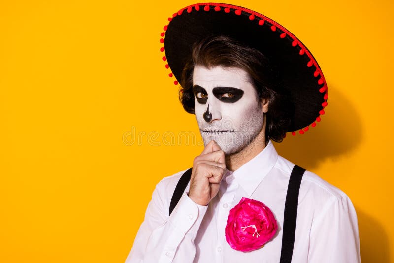 Foto Do Assustador Espírito Malvado Cara Ladrão De Mão Quer Criar Máquina  Do Tempo De Volta Vida Vestir Camisa Branca Flor Morte Foto de Stock -  Imagem de méxico, cruel: 196001384