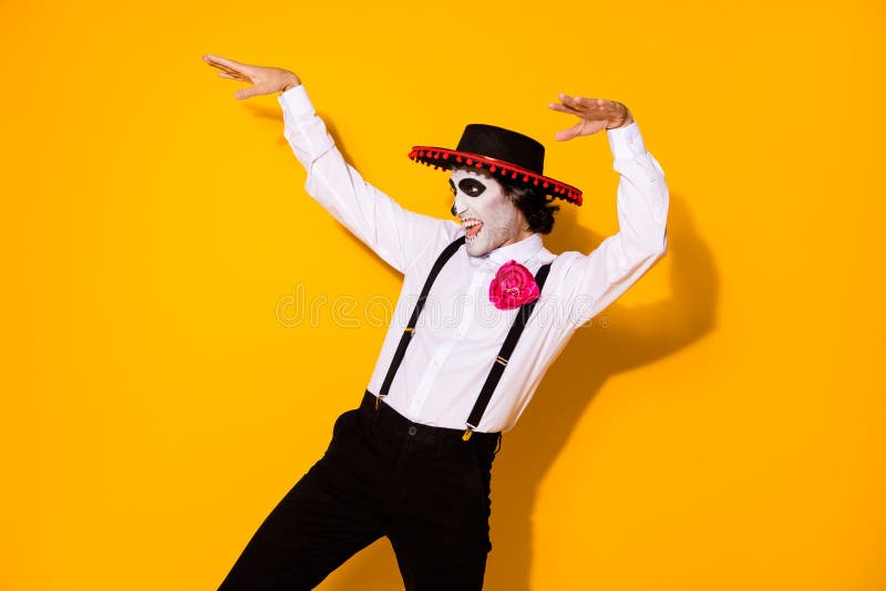 Foto Do Assustador Espírito Malvado Cara Ladrão De Mão Quer Criar Máquina  Do Tempo De Volta Vida Vestir Camisa Branca Flor Morte Foto de Stock -  Imagem de méxico, cruel: 196001384