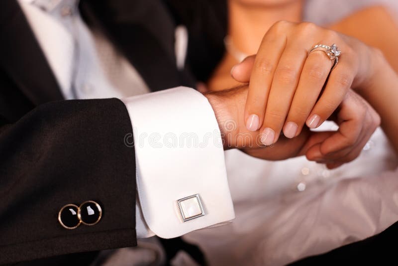 Foto do close up das mãos no casamento-dia fotos de stock royalty free