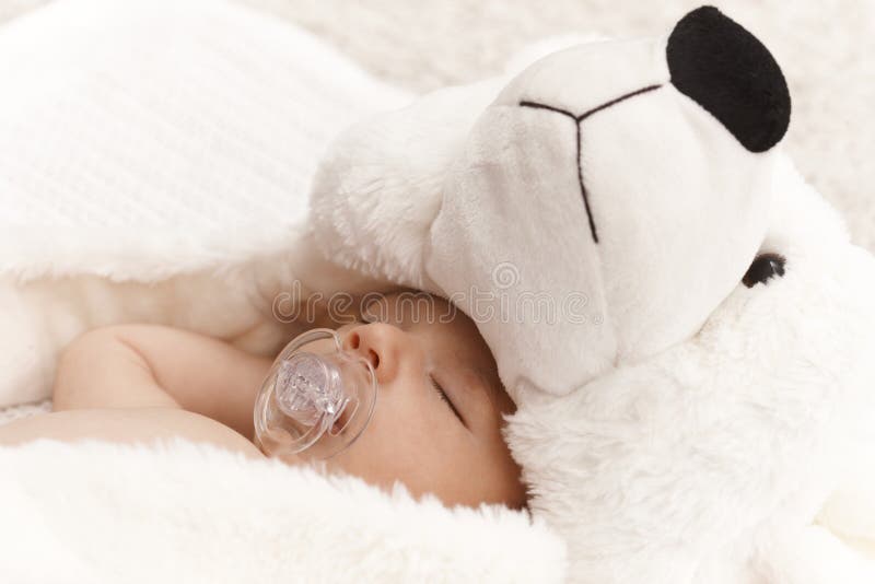 Foto do close up do bebê de sono com urso fotografia de stock