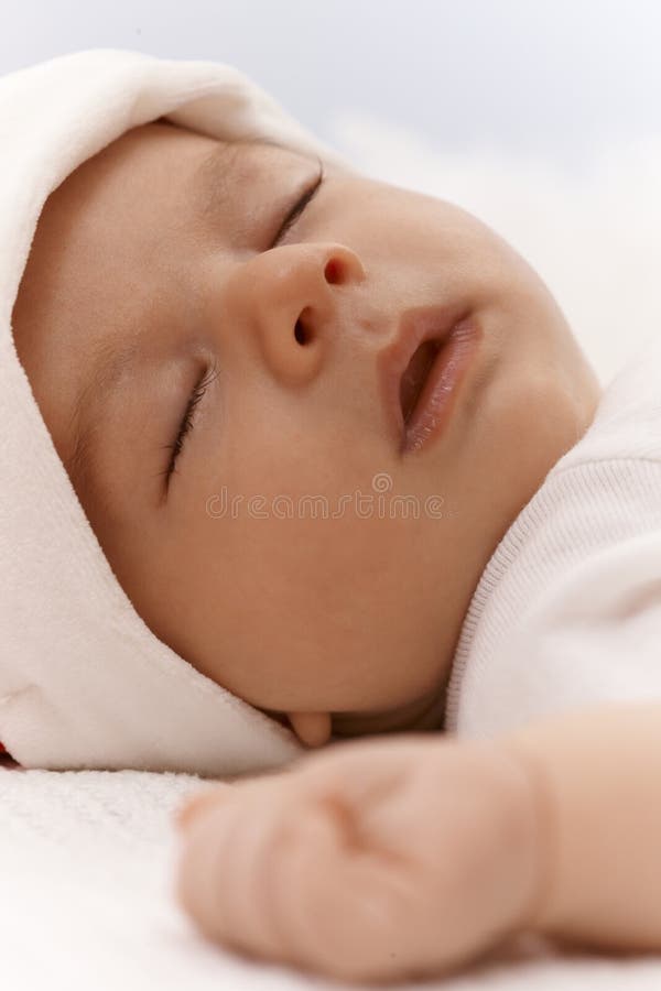 Foto do close up do bebê recém-nascido adorável fotografia de stock