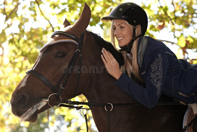 Foto do close up do cavaleiro e do cavalo imagens de stock