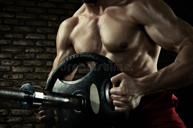A foto do close up do indivíduo considerável do halterofilista prepara-se para fazer exercícios com barbell em um gym, mantém a p imagem de stock royalty free