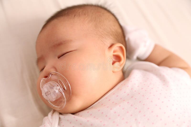 Foto do close up do sono asiático do bebê imagem de stock royalty free