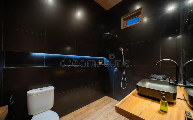 Banheiro em madeira e tons escuros  Bathroom interior design, Bathroom  interior, House design