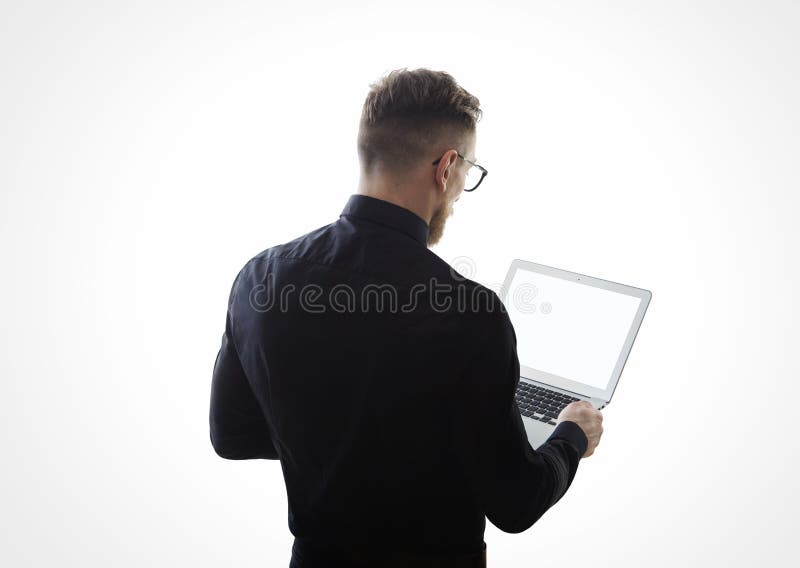 Foto do homem de negócios farpado novo que veste a camisa preta e que guarda as mãos contemporâneas do caderno Tela vazia branca fotos de stock Foto do homem de negócios farpado novo que veste a camisa preta e que guarda as mãos contemporâneas do caderno Tela vazia branca fotos de stock