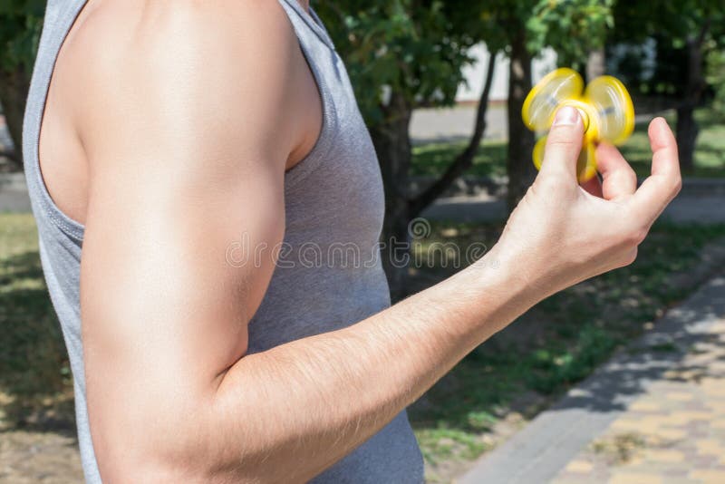 Foto do homem forte que joga o girador da inquietação ao ter um HOL desportivo desportivo saudável considerável muscular 'sexy' d imagem de stock Foto do homem forte que joga o girador da inquietação ao ter um HOL desportivo desportivo saudável considerável muscular 'sexy' d imagem de stock