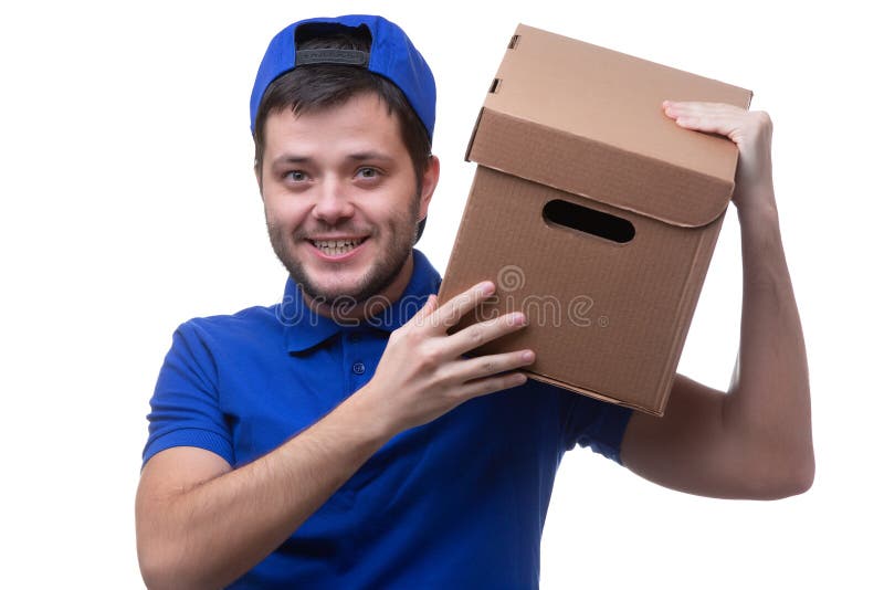 Foto do homem no t-shirt e no boné de beisebol azuis com a caixa de cartão fotografia de stock royalty free Foto do homem no t-shirt e no boné de beisebol azuis com a caixa de cartão fotografia de stock royalty free