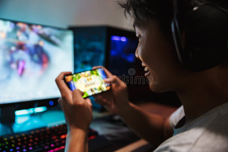 Instalar Jogo. Jogos Incríveis. Reparação Móvel. Homem Bonito Feliz  Segurando Telefone Celular 5g Conexão Rápida. Móvel Imagem de Stock -  Imagem de feliz, rede: 209519807