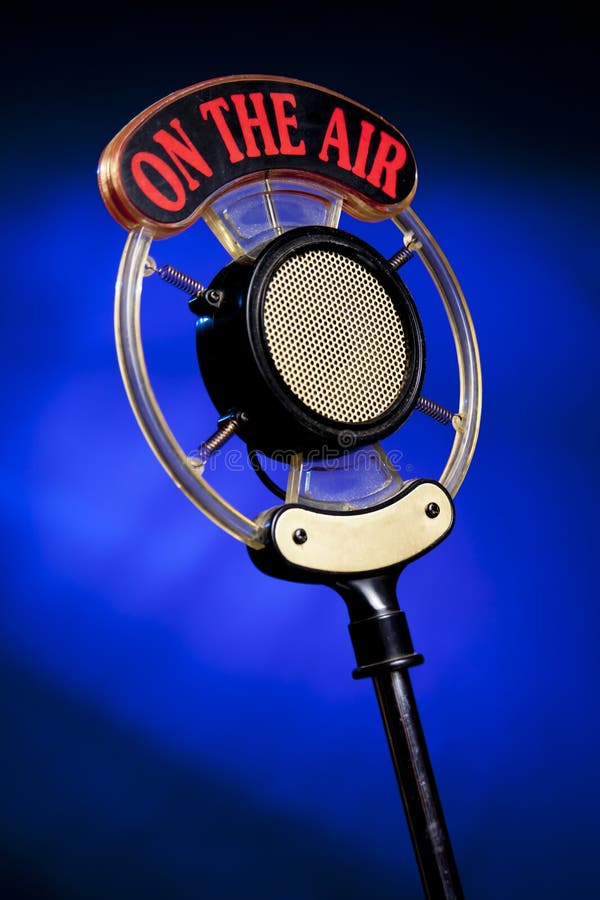Foto do microfone de rádio no fundo azul imagem de stock Foto do microfone de rádio no fundo azul imagem de stock