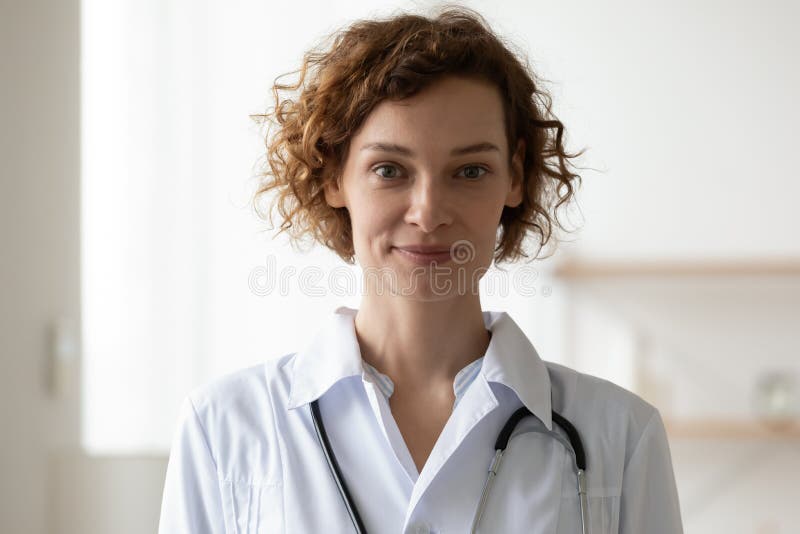 perfil As fotos do médico funcionários dentro branco uniformes