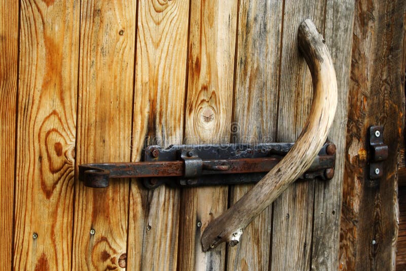 Foto of doorknob on old wood door