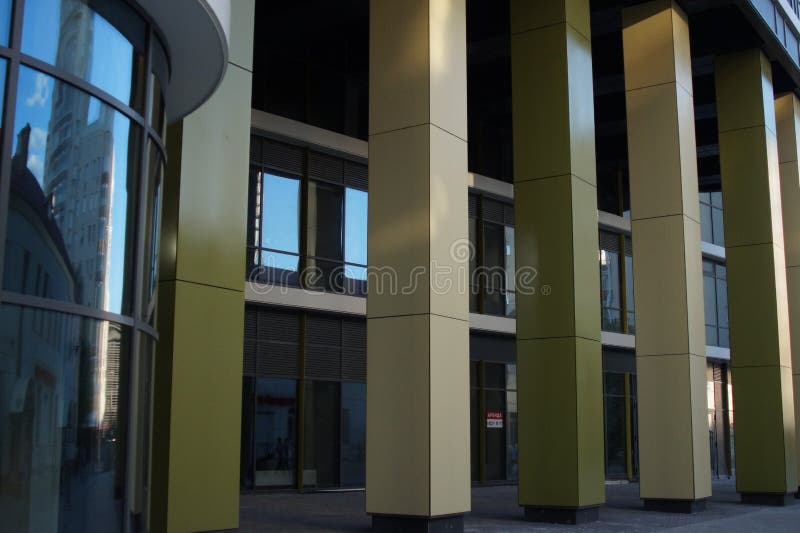 Foto eines Fragments des Geb?udes Ekaterinburg, Russland, Khokhryakova-Stra?e 63 im Mai 2019 Wohnkomplex ?Dreiheit ? lizenzfreie stockfotografie Foto eines Fragments des Geb?udes Ekaterinburg, Russland, Khokhryakova-Stra?e 63 im Mai 2019 Wohnkomplex ?Dreiheit ? lizenzfreie stockfotografie