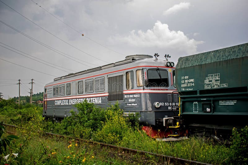 Foto eingelassenes Rumänien am 19. Juni 2019 Es wird einer alten Lokomotive fotografiert, die Holzkohlenlastwagen transportiert lizenzfreie stockfotografie Foto eingelassenes Rumänien am 19. Juni 2019 Es wird einer alten Lokomotive fotografiert, die Holzkohlenlastwagen transportiert lizenzfreie stockfotografie