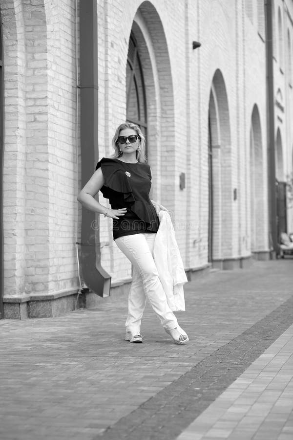 Foto en blanco y negro con una mujer de negocios elegante fotos de archivo libres de regalías