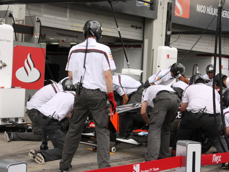 F1 Photo : Formula 1 Sauber Race Car pitstop – team mechanics. F1 Photo : Formula 1 Sauber Race Car pitstop – team mechanics