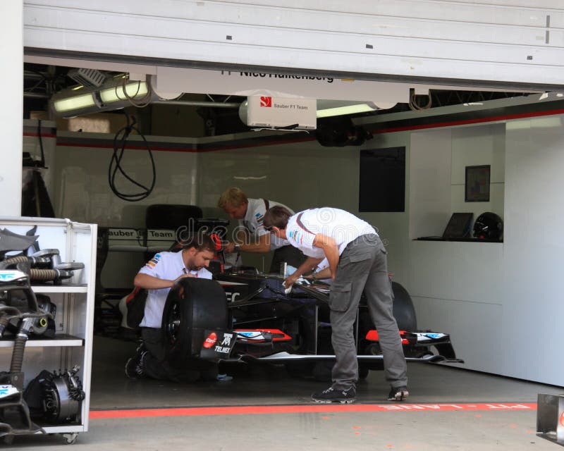 F1 Photo : Formula 1 Sauber Race Car pitstop – team mechanics. F1 Photo : Formula 1 Sauber Race Car pitstop – team mechanics