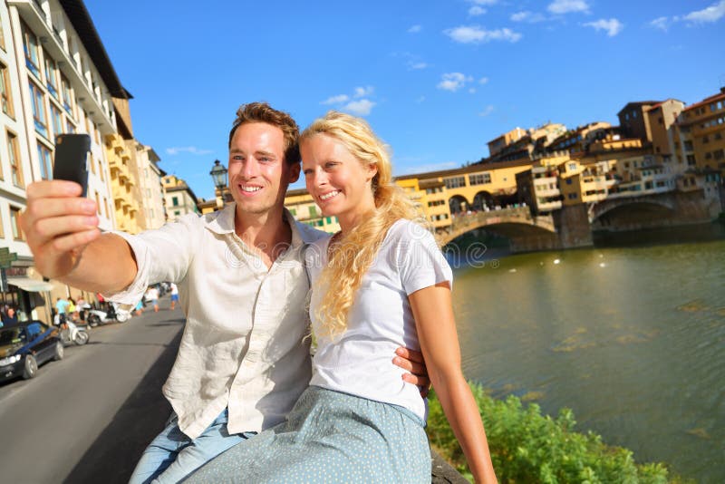 Foto felice del selfie delle coppie sul viaggio a Firenze immagini stock Foto felice del selfie delle coppie sul viaggio a Firenze immagini stock