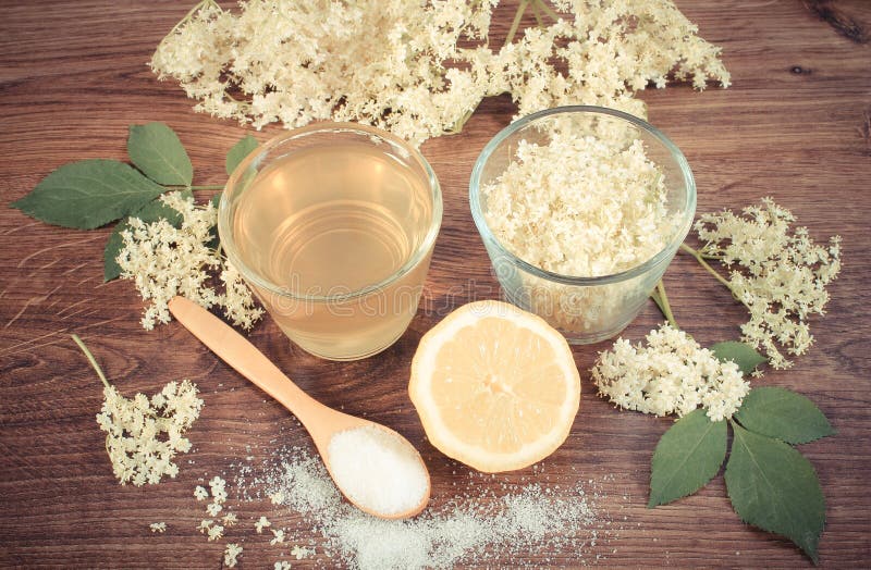 Foto, flores e suco do vintage da baga de sabugueiro, ingredientes para preparar a bebida a bordo, conceito alternativo da terapi foto de stock Foto, flores e suco do vintage da baga de sabugueiro, ingredientes para preparar a bebida a bordo, conceito alternativo da terapi foto de stock