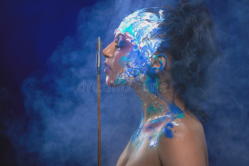 Foto fumarento da menina misteriosa imagem de stock Foto fumarento da menina misteriosa imagem de stock